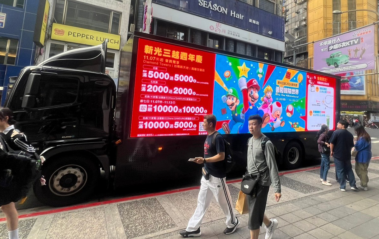 知名百貨產業_廣告車,LED行動車,行動燈箱車,活動燈箱車,行動車廣告,戶外看板媒體,行銷活動,藝術裝置物,大型LED廣告車、LED行動廣告車