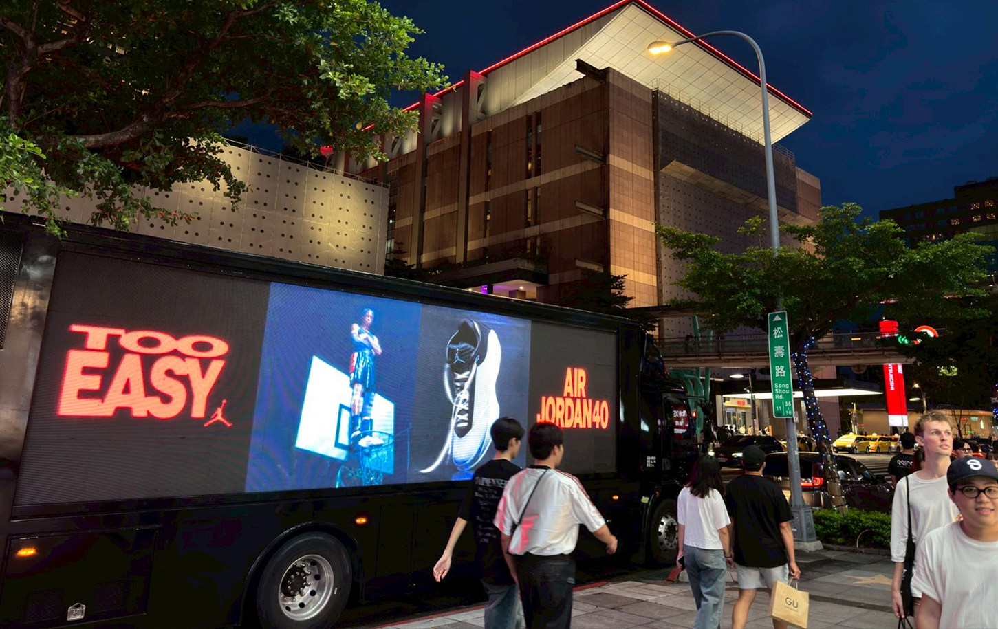 知名體育品牌行動燈箱車_廣告車,LED行動車,行動燈箱車,活動燈箱車,行動車廣告,戶外看板媒體,行銷活動,藝術裝置物,大型LED廣告車、LED行動廣告車