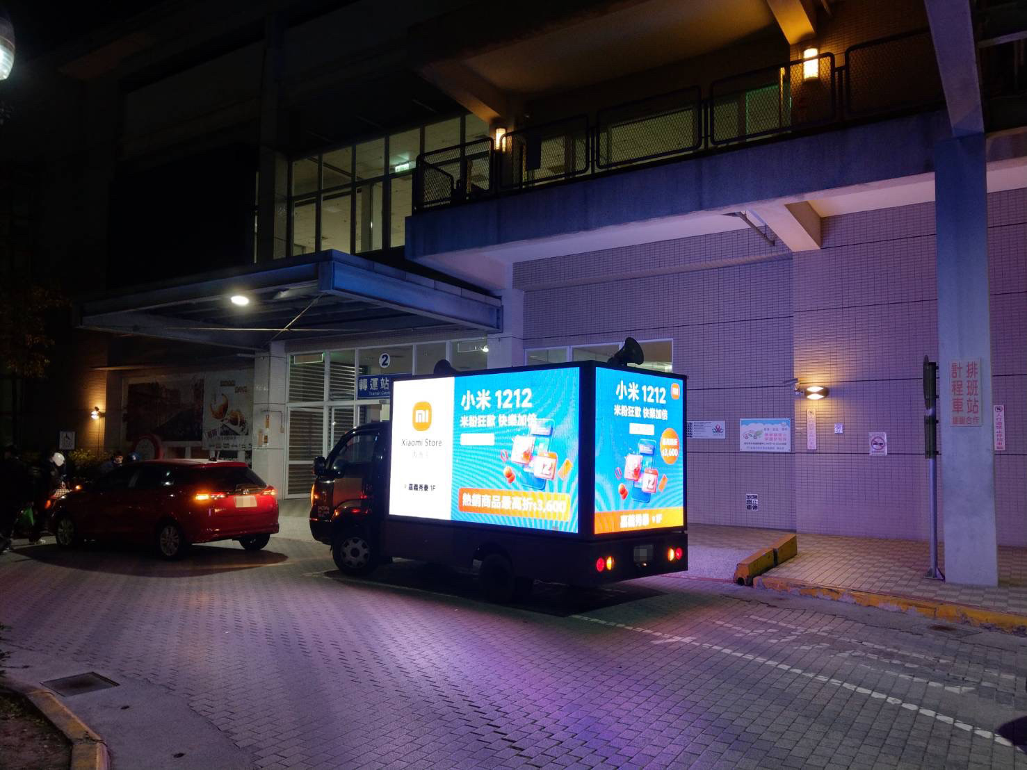 知名外送品牌行動燈箱車_廣告車,LED行動車,行動燈箱車,活動燈箱車,行動車廣告,戶外看板媒體,行銷活動,藝術裝置物,大型LED廣告車、LED行動廣告車