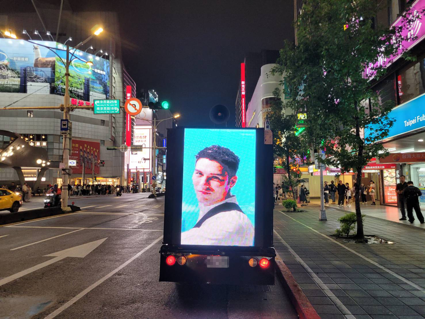 知名外送品牌行動燈箱車_廣告車,LED行動車,行動燈箱車,活動燈箱車,行動車廣告,戶外看板媒體,行銷活動,藝術裝置物,大型LED廣告車、LED行動廣告車