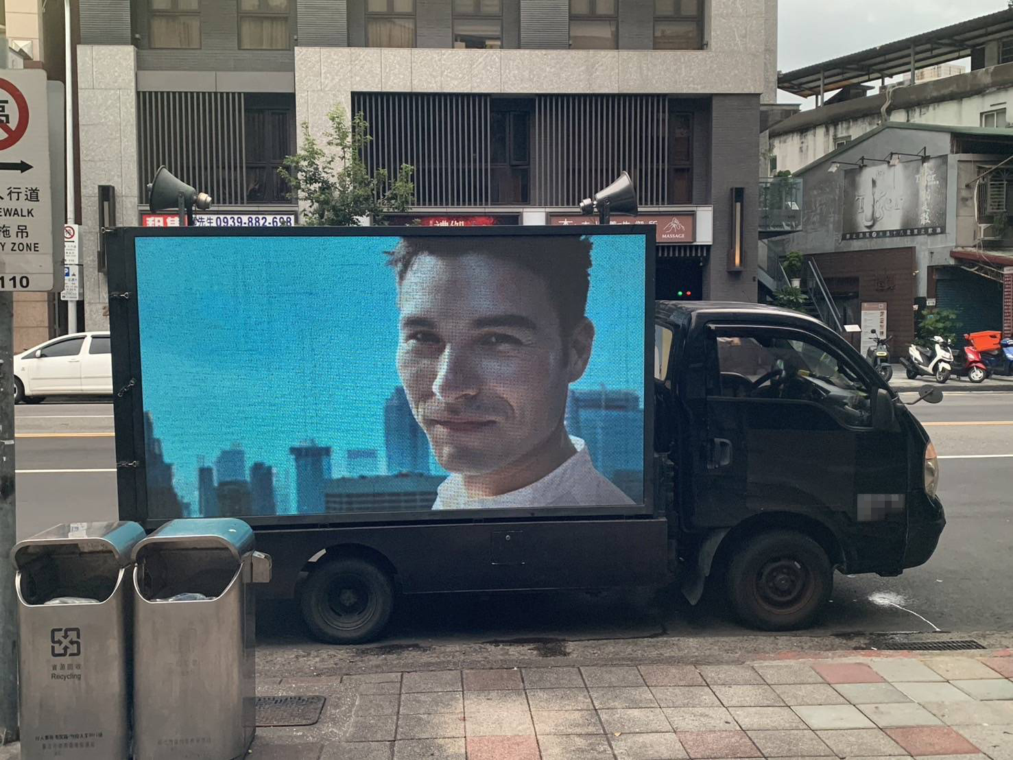 知名外送品牌大型LED廣告車_廣告車,LED行動車,行動燈箱車,活動燈箱車,行動車廣告,戶外看板媒體,行銷活動,藝術裝置物,大型LED廣告車、LED行動廣告車