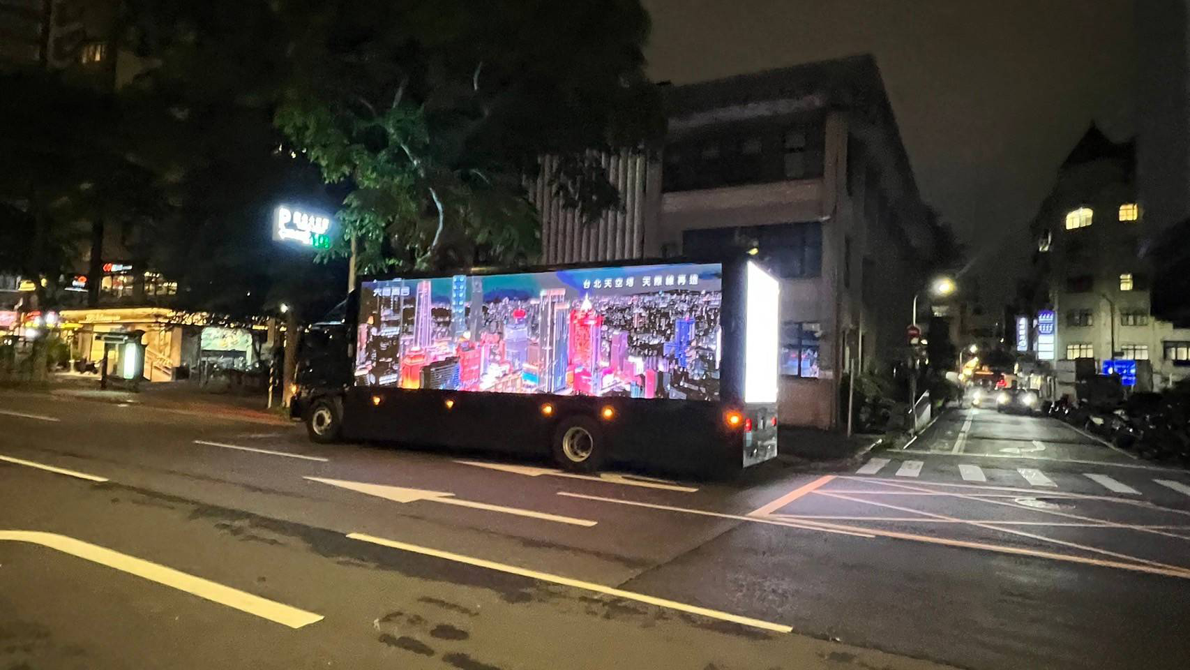 大型建商專案大型LED廣告車_廣告車,LED行動車,行動燈箱車,活動燈箱車,行動車廣告,戶外看板媒體,行銷活動,藝術裝置物,大型LED廣告車、LED行動廣告車