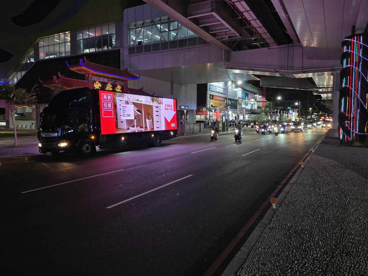 知名傢具品牌行動燈箱車_廣告車,LED行動車,行動燈箱車,活動燈箱車,行動車廣告,戶外看板媒體,行銷活動,藝術裝置物,大型LED廣告車、LED行動廣告車