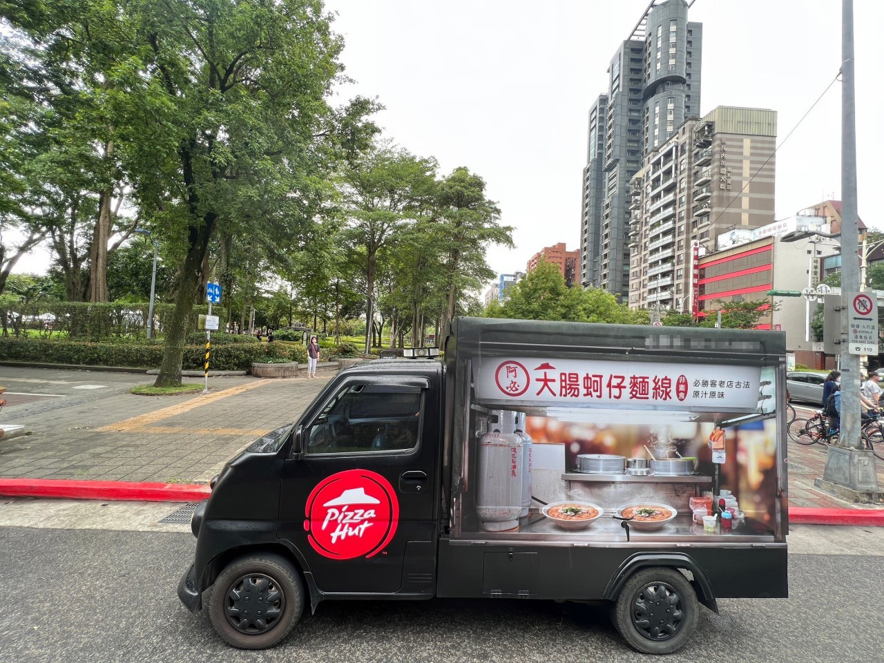 知名外送品牌大型LED廣告車_廣告車,LED行動車,行動燈箱車,活動燈箱車,行動車廣告,戶外看板媒體,行銷活動,藝術裝置物,大型LED廣告車、LED行動廣告車