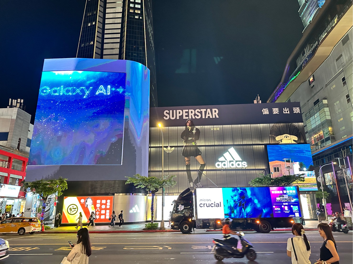 知名3C產業行動燈箱車_廣告車,LED行動車,行動燈箱車,活動燈箱車,行動車廣告,戶外看板媒體,行銷活動,藝術裝置物,大型LED廣告車、LED行動廣告車