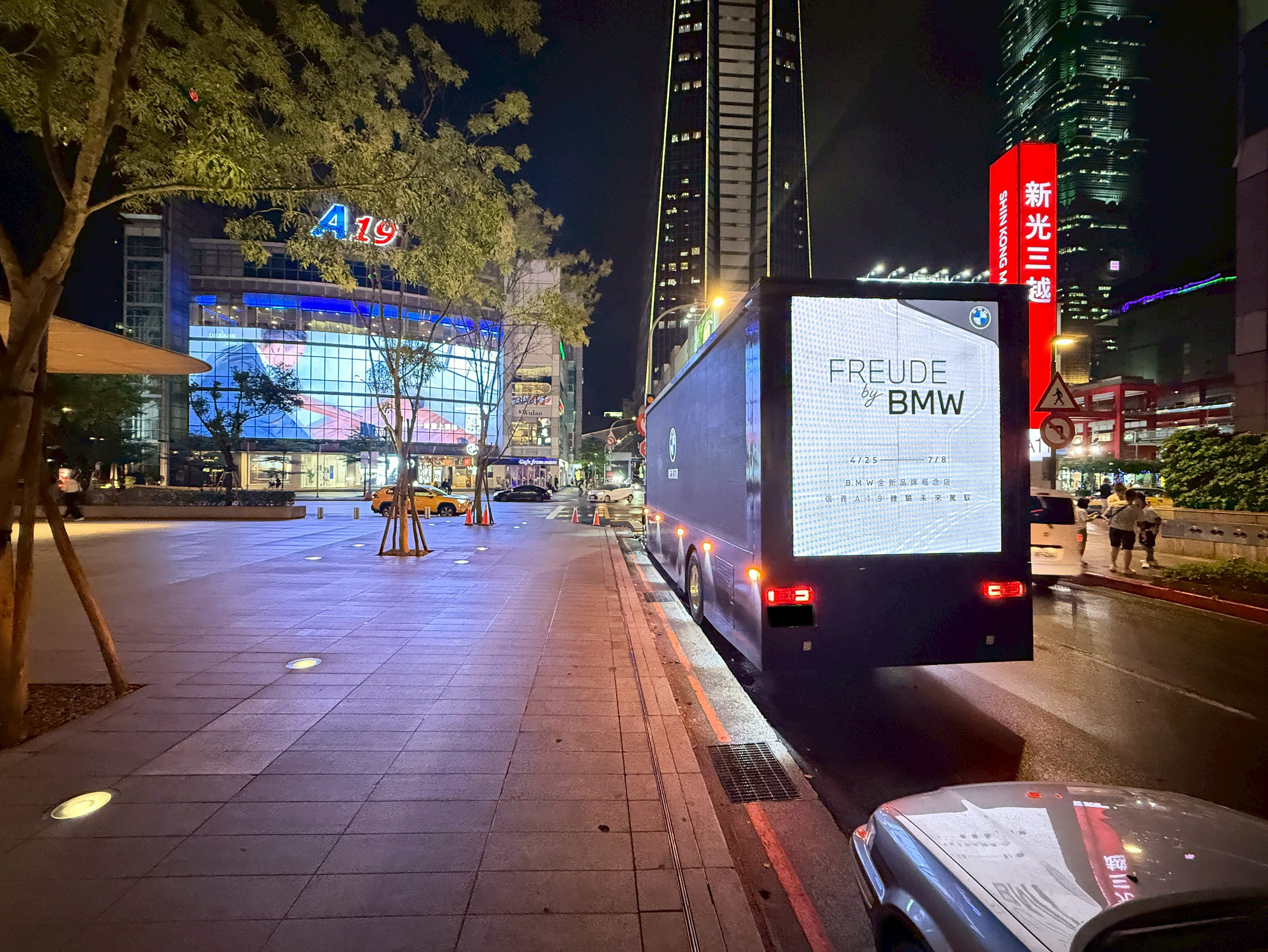 知名汽車品牌大型LED廣告車_廣告車,LED行動車,行動燈箱車,活動燈箱車,行動車廣告,戶外看板媒體,行銷活動,藝術裝置物,大型LED廣告車、LED行動廣告車