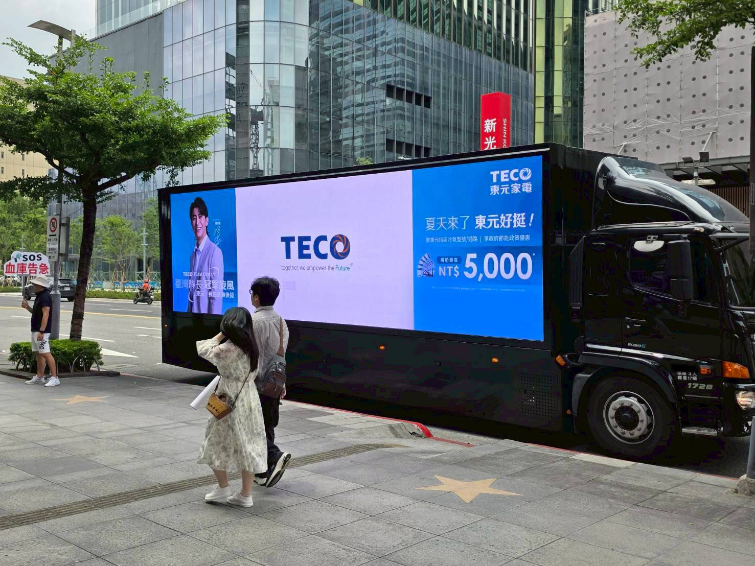 知名電器品牌行動燈箱車_廣告車,LED行動車,行動燈箱車,活動燈箱車,行動車廣告,戶外看板媒體,行銷活動,藝術裝置物,大型LED廣告車、LED行動廣告車