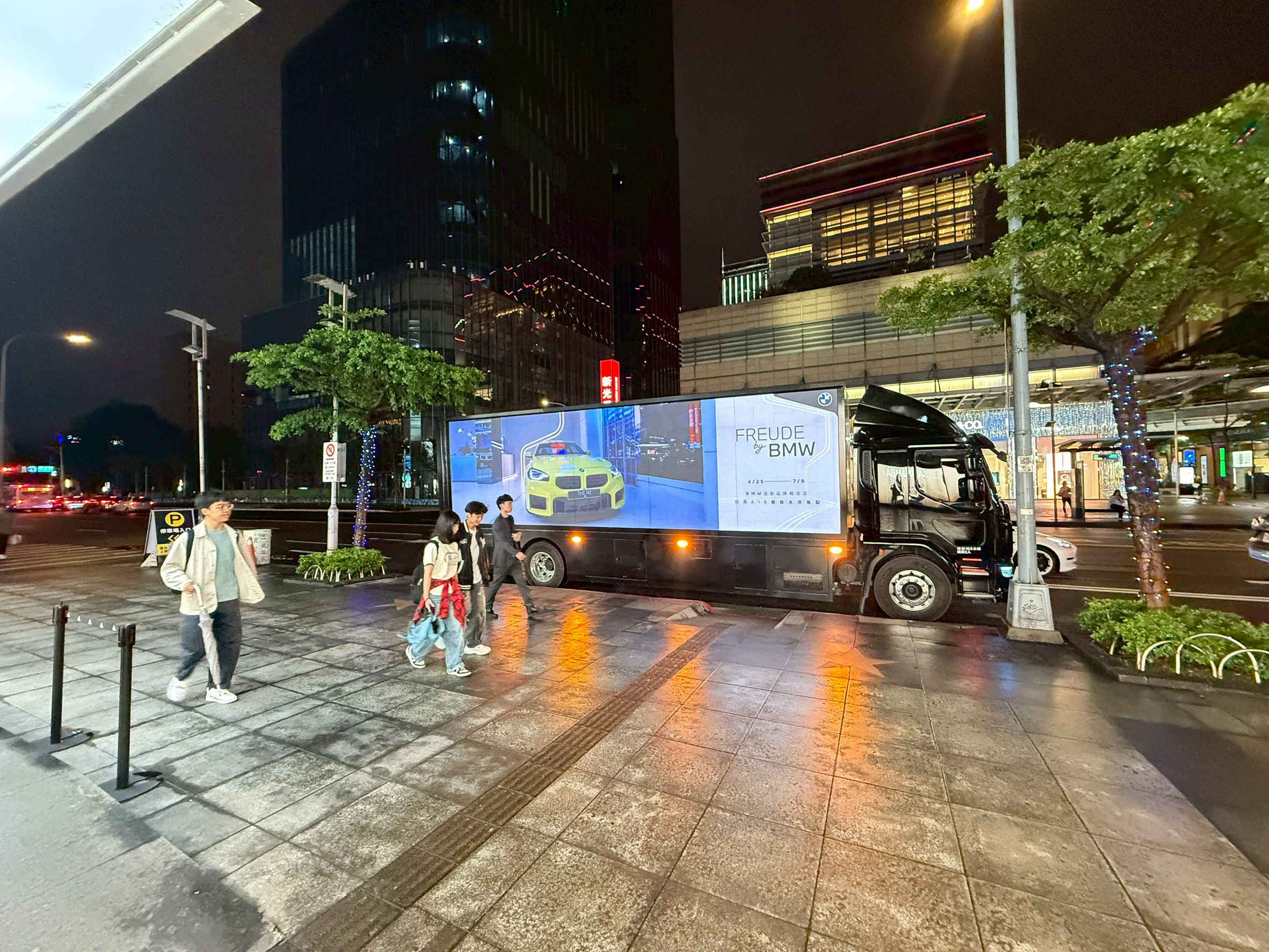 知名汽車品牌行動燈箱車_廣告車,LED行動車,行動燈箱車,活動燈箱車,行動車廣告,戶外看板媒體,行銷活動,藝術裝置物,大型LED廣告車、LED行動廣告車