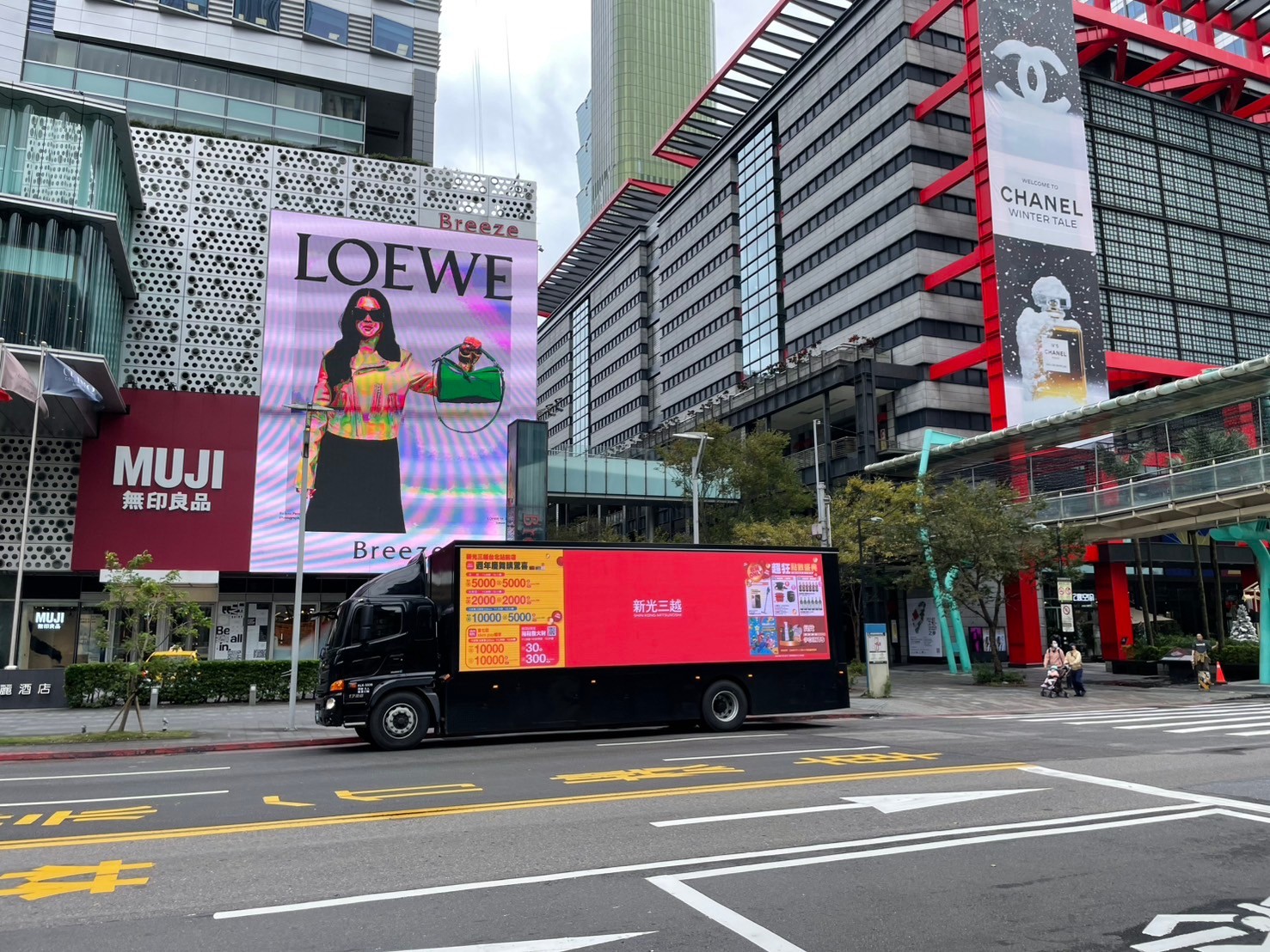 知名百貨產業行動燈箱車_廣告車,LED行動車,行動燈箱車,活動燈箱車,行動車廣告,戶外看板媒體,行銷活動,藝術裝置物,大型LED廣告車、LED行動廣告車