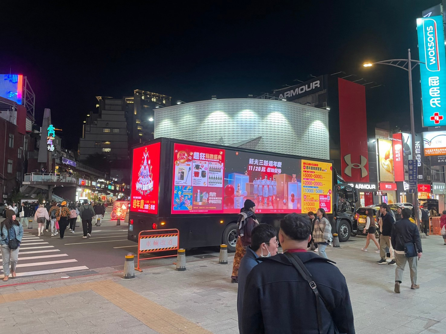 知名百貨產業大型LED廣告車_廣告車,LED行動車,行動燈箱車,活動燈箱車,行動車廣告,戶外看板媒體,行銷活動,藝術裝置物,大型LED廣告車、LED行動廣告車