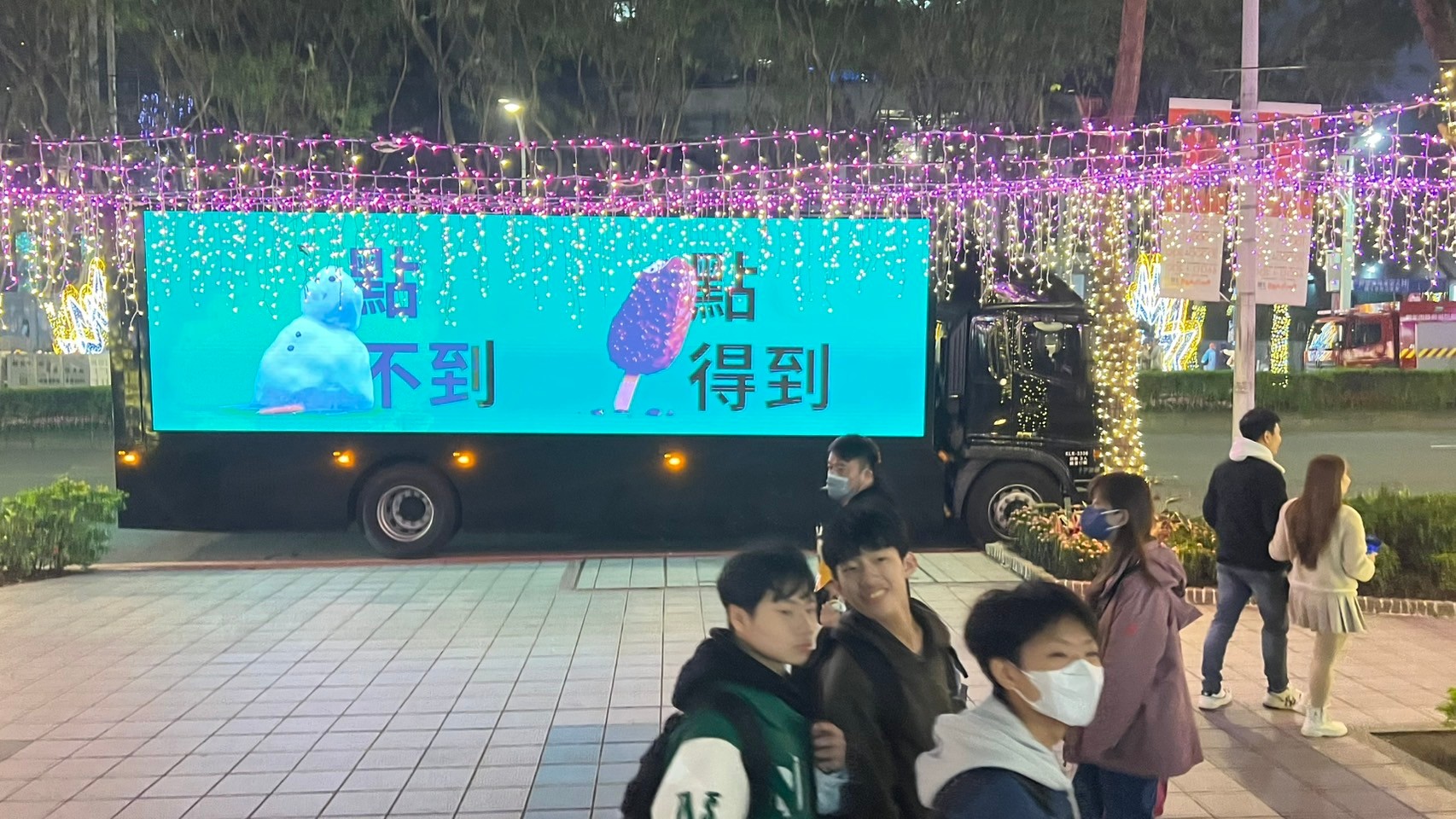 知名外送品牌行動燈箱車_廣告車,LED行動車,行動燈箱車,活動燈箱車,行動車廣告,戶外看板媒體,行銷活動,藝術裝置物,大型LED廣告車、LED行動廣告車