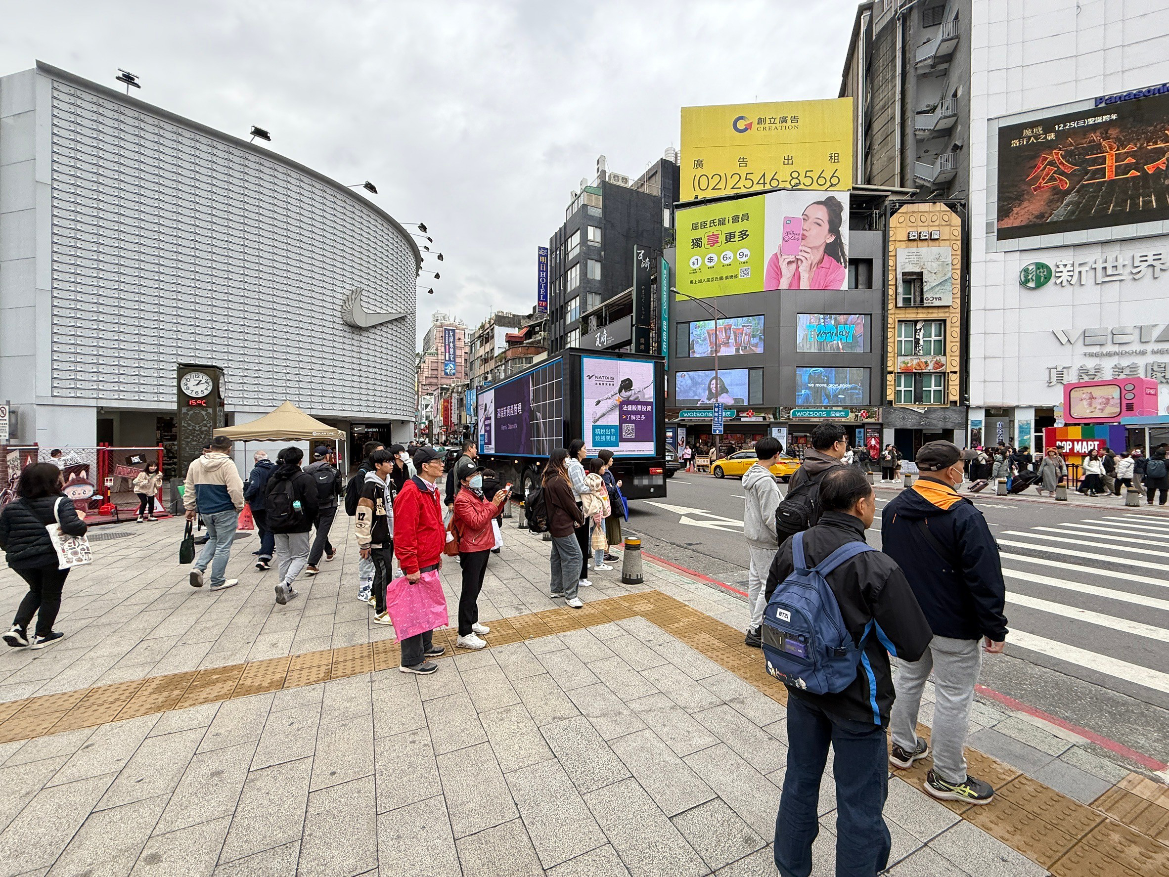 知名外送品牌行動燈箱車_廣告車,LED行動車,行動燈箱車,活動燈箱車,行動車廣告,戶外看板媒體,行銷活動,藝術裝置物,大型LED廣告車、LED行動廣告車