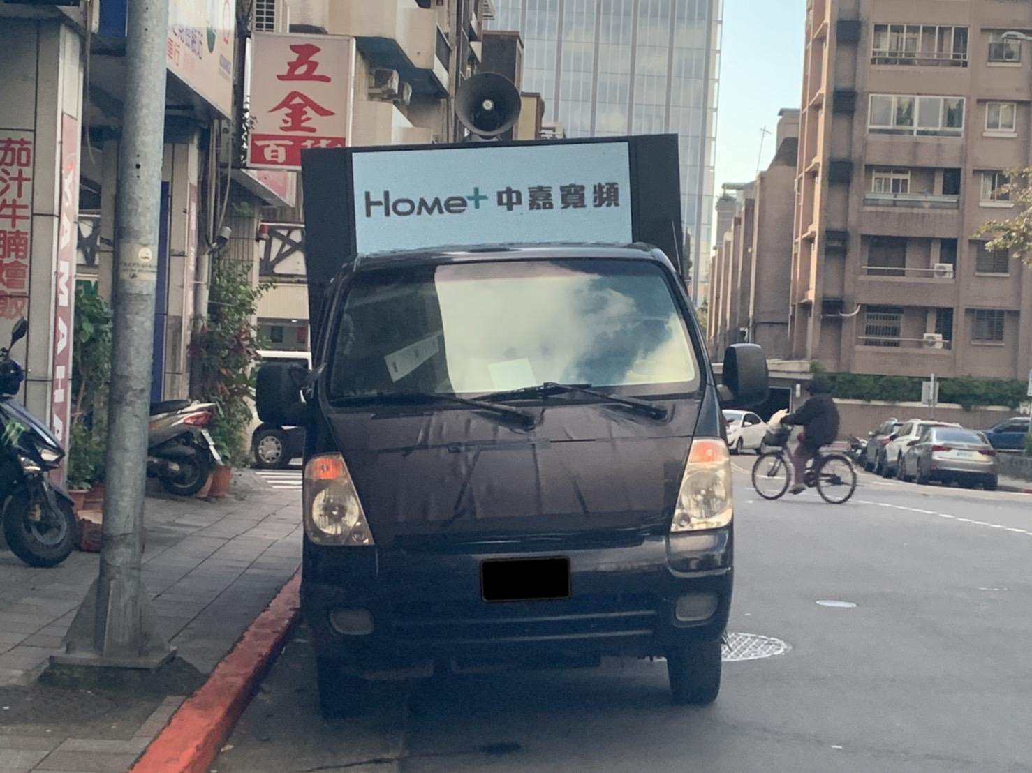 知名外送品牌行動燈箱車_廣告車,LED行動車,行動燈箱車,活動燈箱車,行動車廣告,戶外看板媒體,行銷活動,藝術裝置物,大型LED廣告車、LED行動廣告車